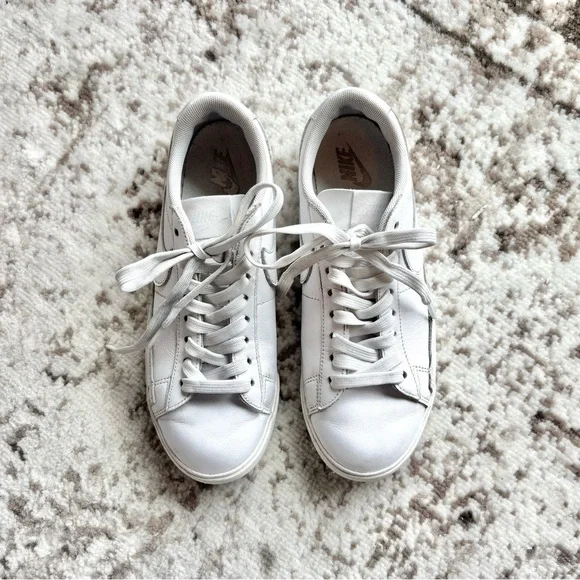 Nike Women’s Blazer Low LE Triple White Sneakers AV9370-111 - Picture 3 of 10